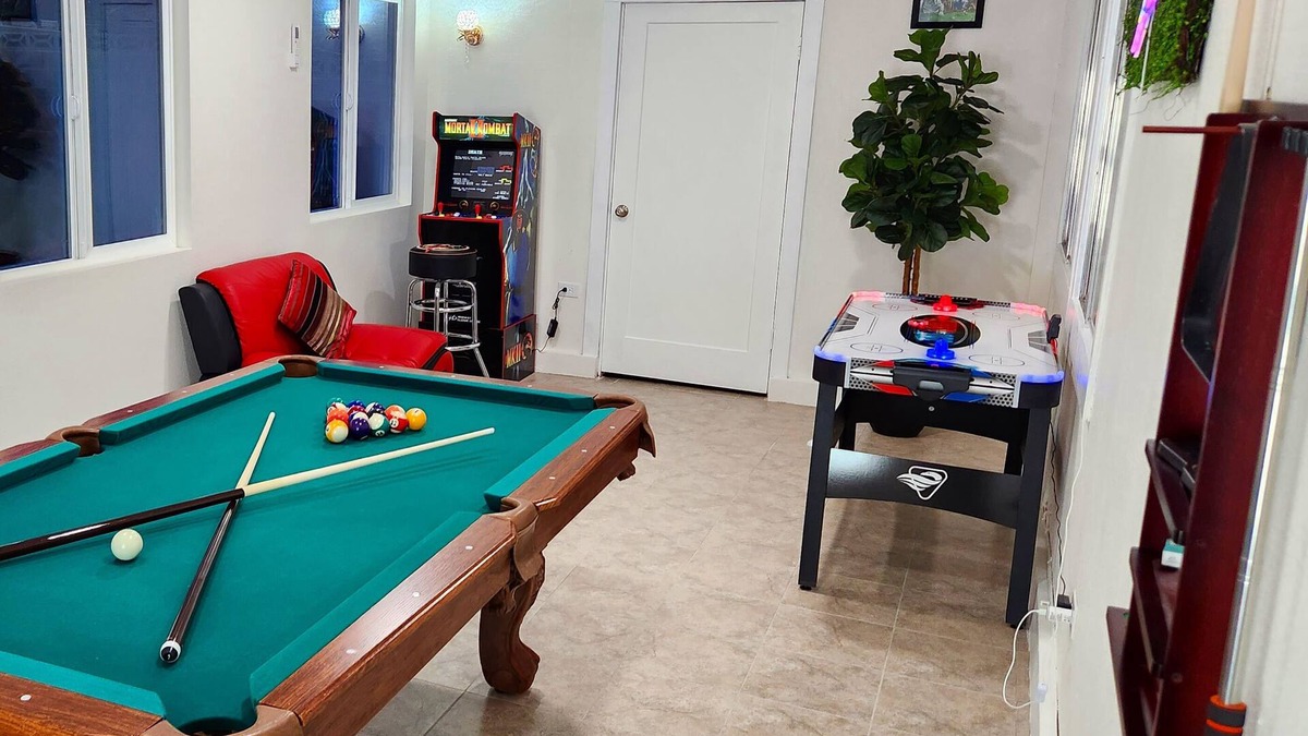 Las Vegas House | Family Largue House: Slide, Game Room & Jacuzzin