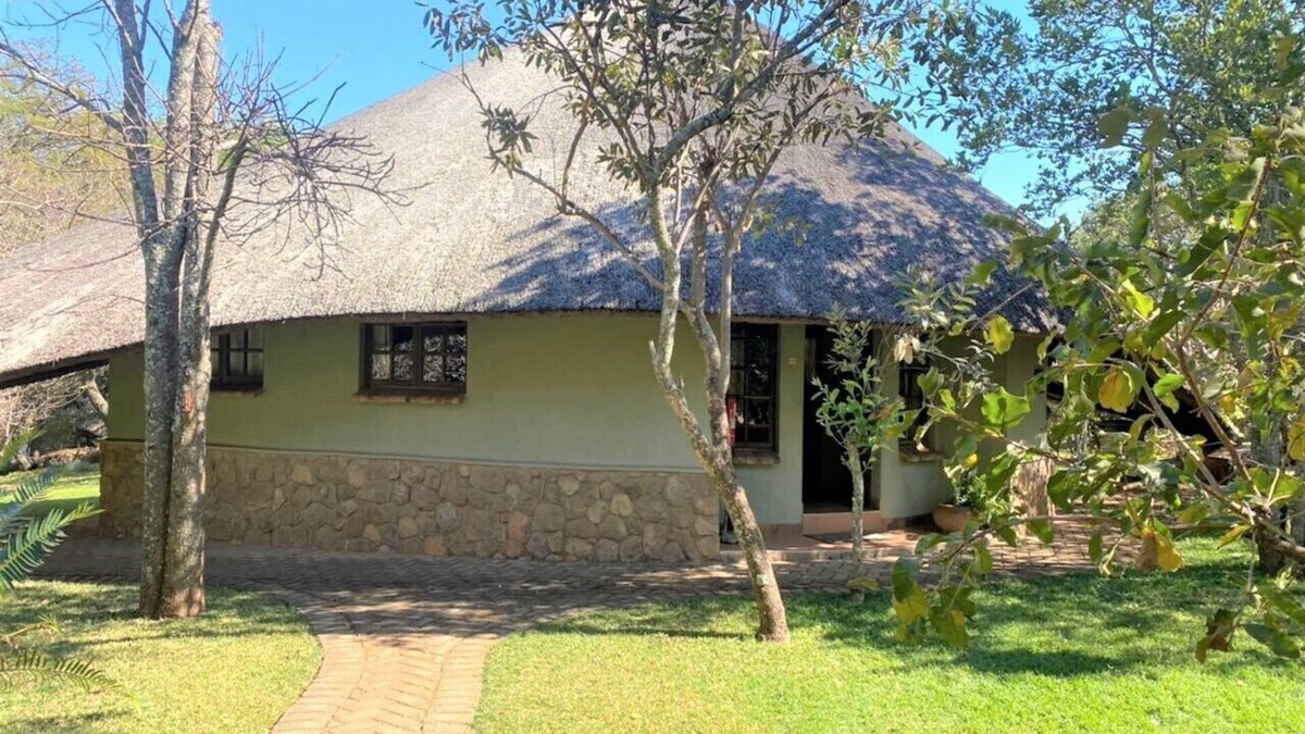 Bulawayo Apartment | Family Lodge in Natural African Bush - 2115