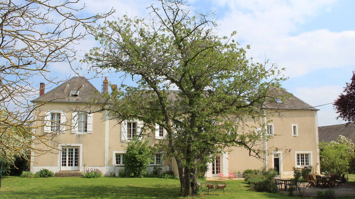 Chateau-Renard House | Family manor 1h30 from Paris, wooded garden, fireplace, pool table