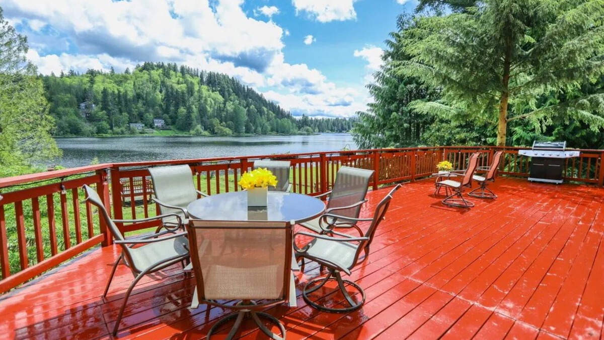 Maple Heights-Lake Desire House | Family Oasis on Lake Desire: Kayaks + Grill + Outdoor Projector Screen