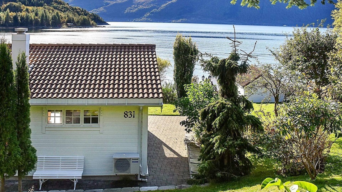 Ulstein Municipality House | Family Oasis with Lake View-By Traum