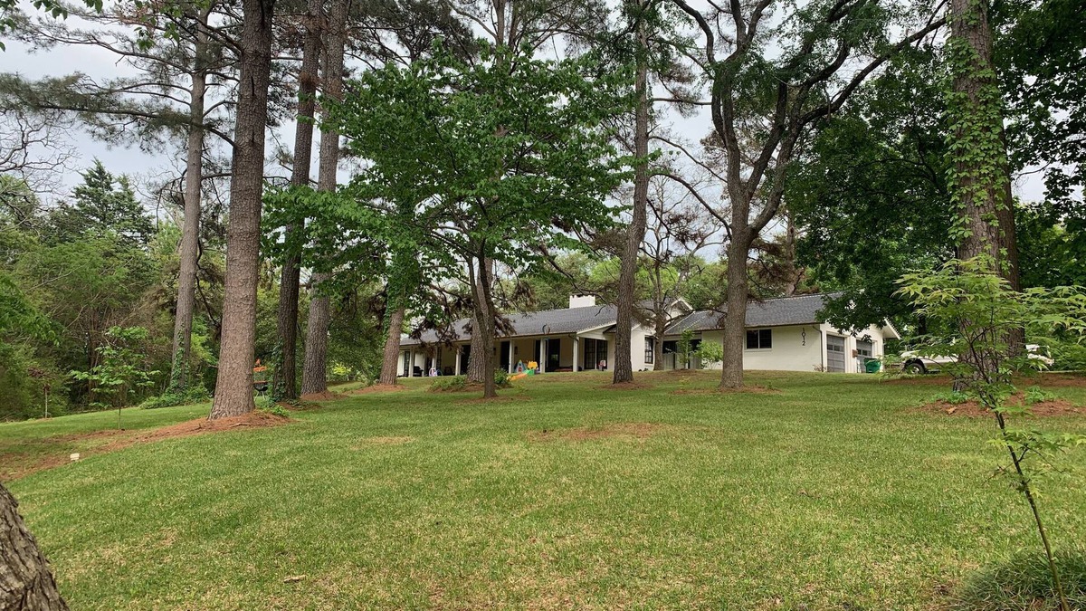 Palestine House | Family Paradise with Trails, Centrally Located w/Foodie Kitchen & New Bathroom