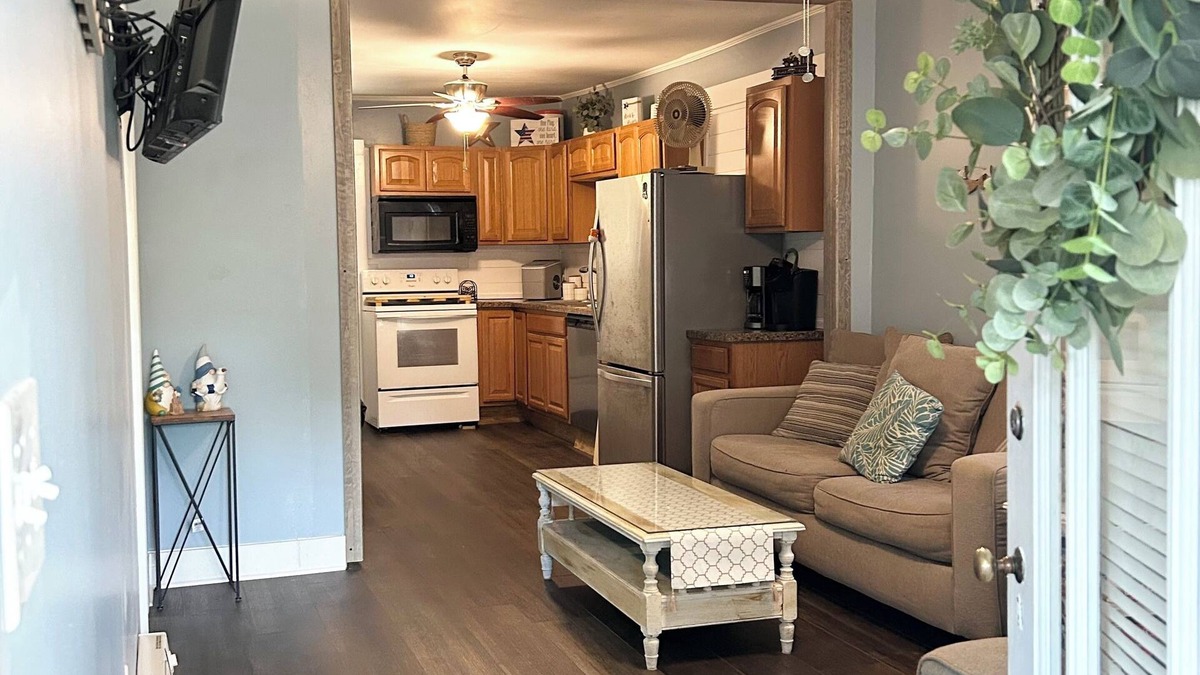 Conneaut Lakeshore Cottage | Family & Pet-friendly. Rustic yet modern-ish. 3bd, 1ba. Lake! Amenities!