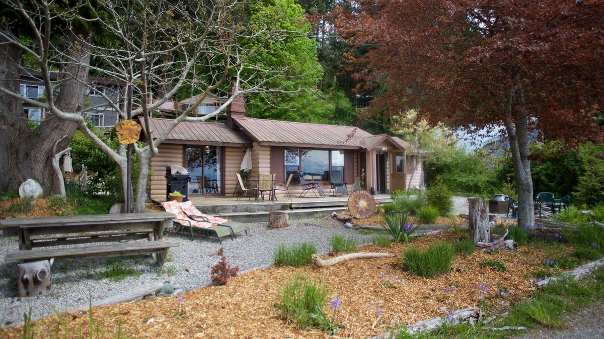 Halfmoon Bay Cottage | Family & pet friendly, homey beachfront Cottage, Halfmoon Bay, Sunshine Coast