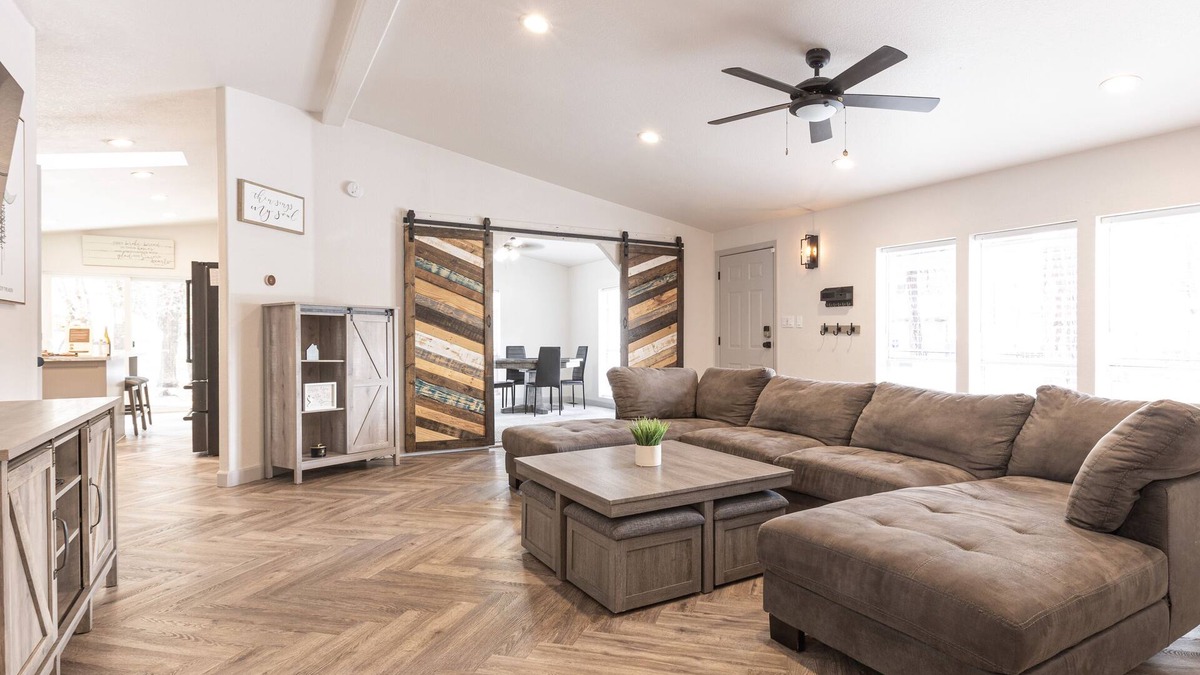 Pinetop-Lakeside Ski Chalet | Family & Pet Friendly! HotTub, Playground, Gym & More! Near Lakes & Skiing!