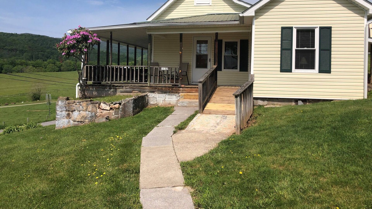Edray House | Family & Pet Friendly, Peaceful Setting, Incredible Views - 5 Min to Marlinton