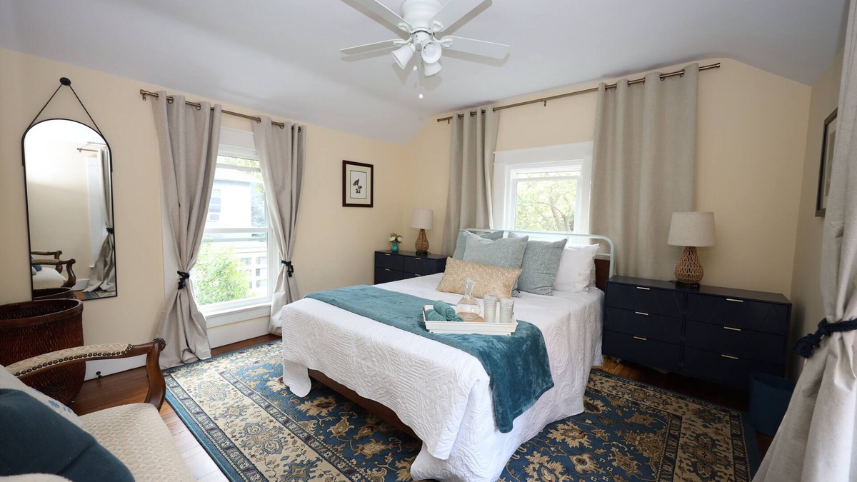 Wallingford Center House | Family, pet friendly downtown New England charmer. Mins from Yale, Choate, QU.