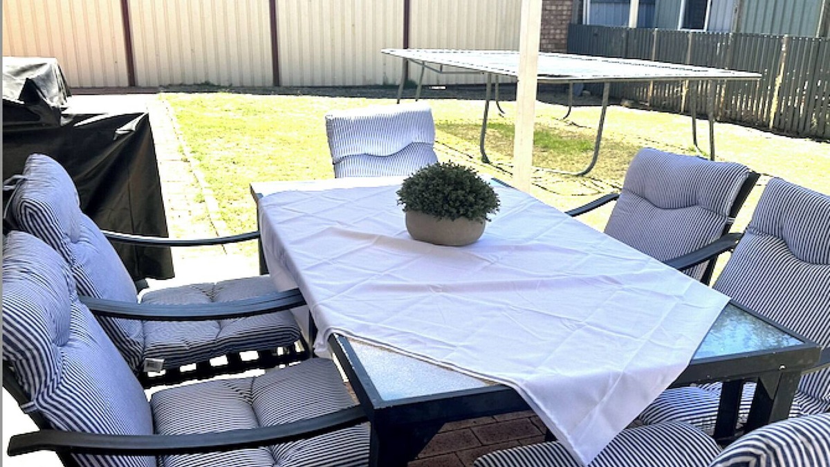 Bibra Lake House | Family & Pet Getaway Lakeside House with Enclosed Yard