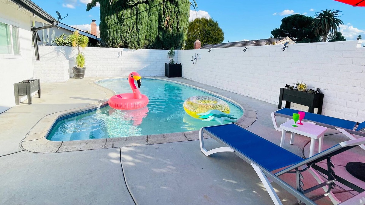 Estates at Canyon Crest House | FAMILY POOL HOME/3-BDR/KING BED/Sleeps 10/Game Room/Arcade/near UCR