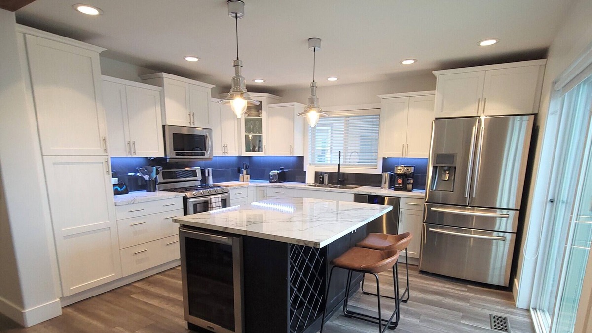 North Glenmore House | Family Pool Home Enjoy Lake, Golf & Vineyards Near Airport and UBCO