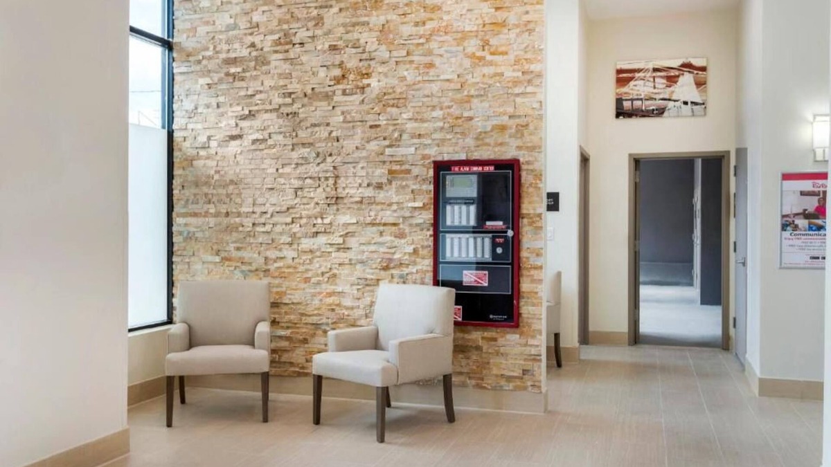 Queens House | Family Ready Rooms with Two Queens | Quick Train Ride to New York City