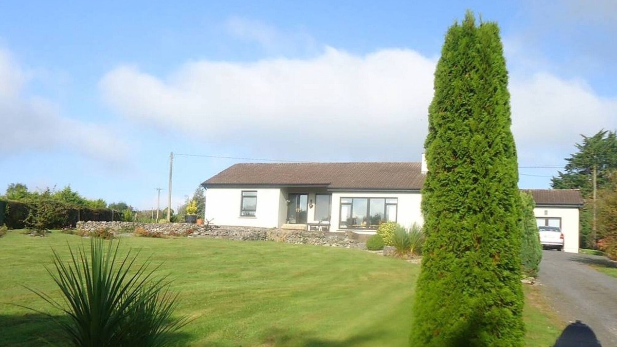 Newmarket on Fergus House | Family Retreat With Panoramic Lake View And Large Front And Back Gardens