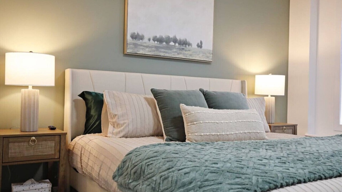Northwest Edmonton House | Family Retreat: 4 King/3 Queen|Sleeps 14|Near WEM