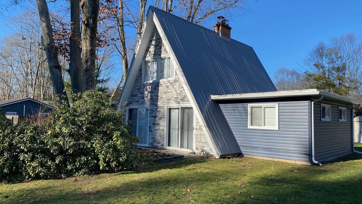 Conneaut Lakeshore Cottage | Family Retreat at Conneaut Lake, PA ideal for family fun or relaxing get- away!