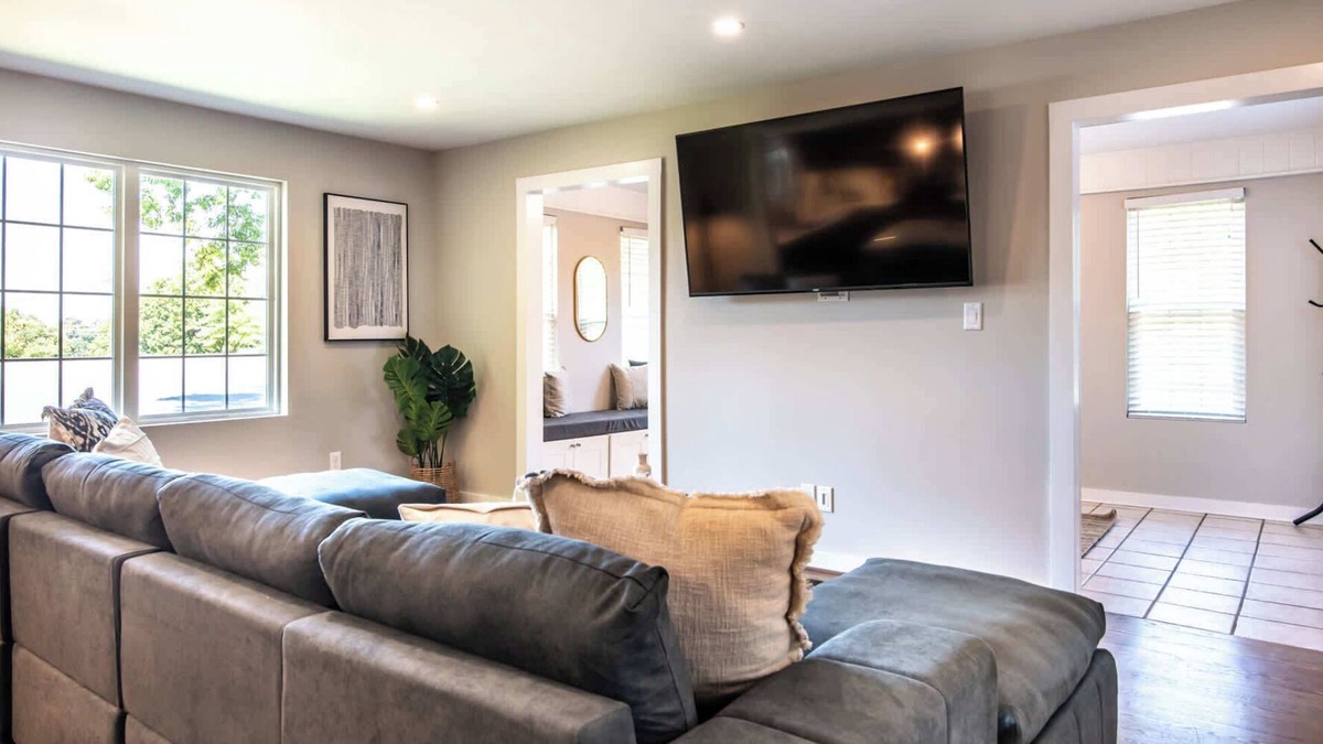 Glen Iris House | Family Retreat in Birmingham – 7BR/4BA