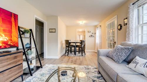 Beaver Hills House | Family Retreat Near Yale - Stylish Free Wifi
