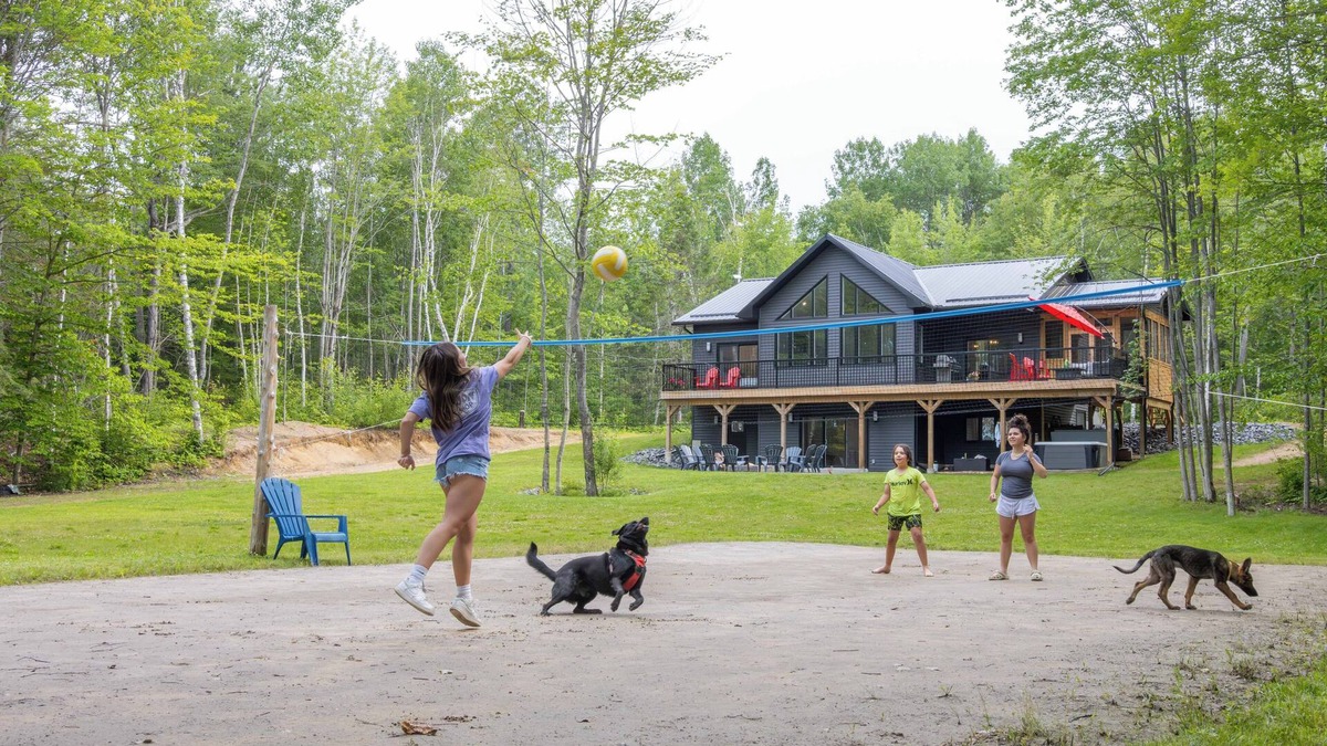 Madawaska Valley House | Family Retreat w/hot tub, game room + Winter fun