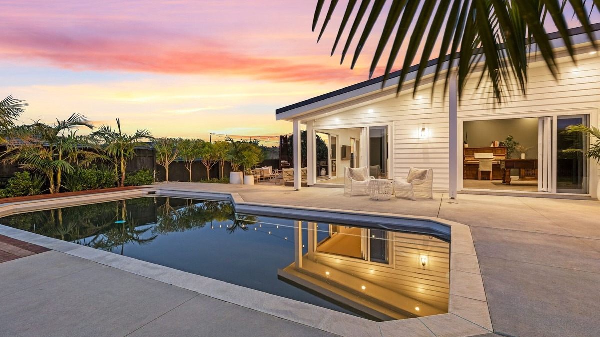 Bethlehem House | Family Retreat with pool, spa, pool table, pizza oven and fire!