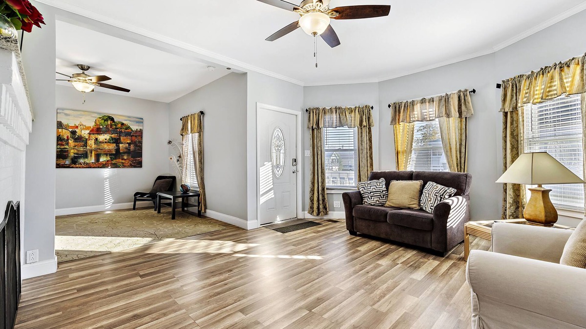 Joliet House | Family reunion? Huge House w/6 Bedrooms 3 full baths Washer&Dyer Big Yard WiFi