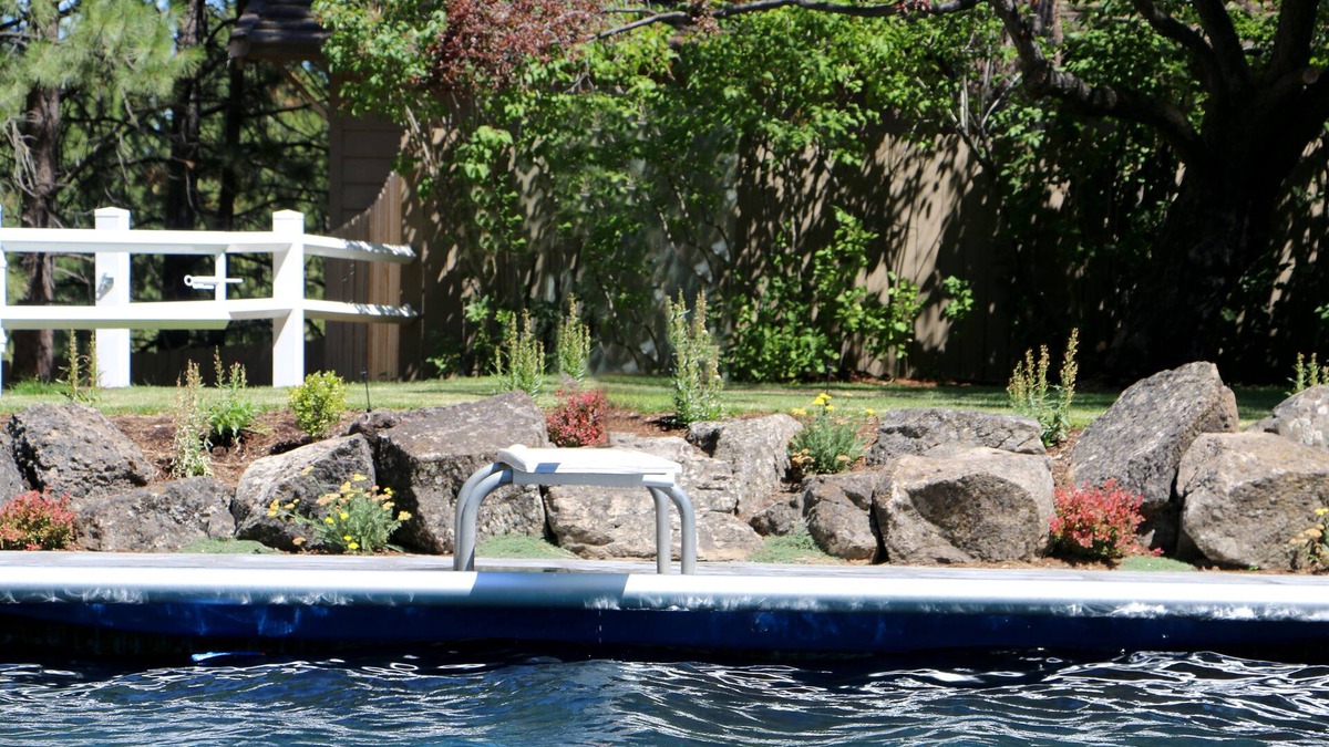 Bend House | FAMILY REUNION or corp retreat - 6 rm/4 bathrm, pool, hot tub, trampoline + more