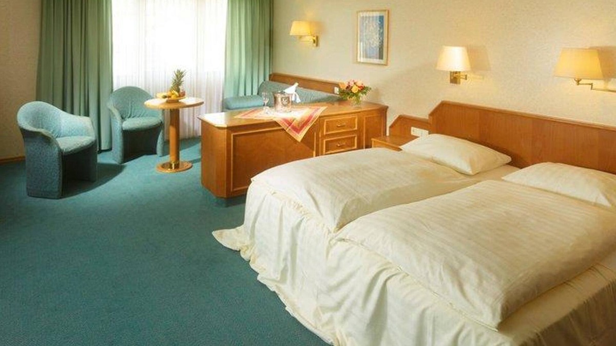 Roemerberg Cottage | Family room, shower or bath, toilet, non-smoking - Hotel-Restaurant Pfälzer Hof
