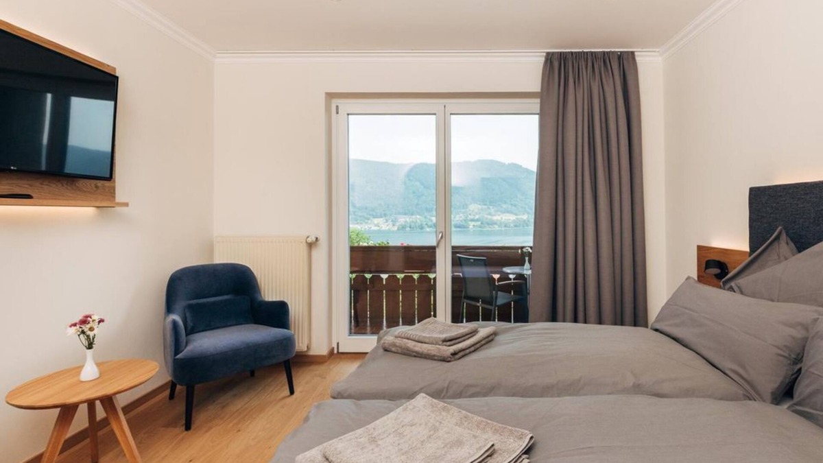 Steindorf am Ossiacher See House | Family room with balcony and lake view - Familiengasthof Nindler *