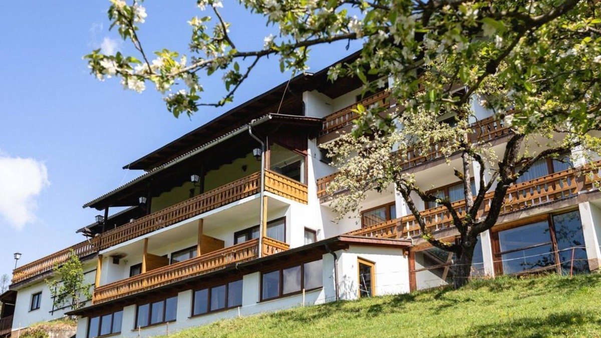Edlbach Apartment | Family room with bath, WC - Ausflugshotel Huttersberg