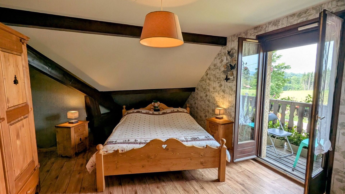 Anould Bed & Breakfast | Family room with pool and SPA in Anould