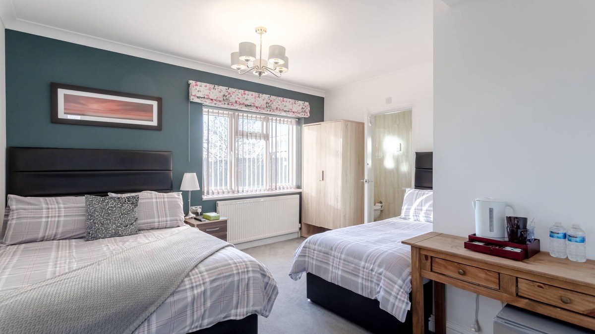 Queensbury House | Family room with private bathroom