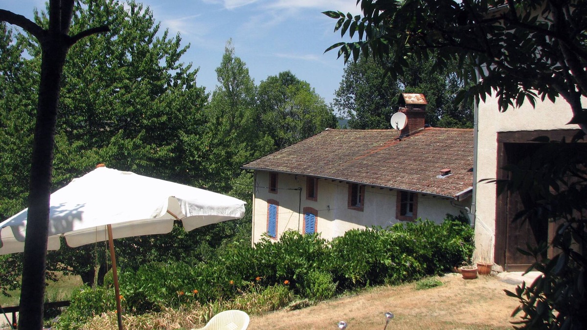 Ambert Apartment | Family-run gîte located in the countryside near a tourist town.