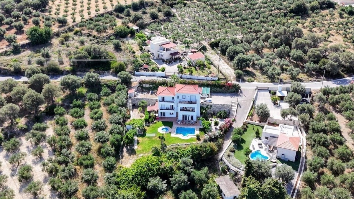 Rethymno House | Family-run Villa Cornelia with 3 separate apartments - tranquillity and sea views.