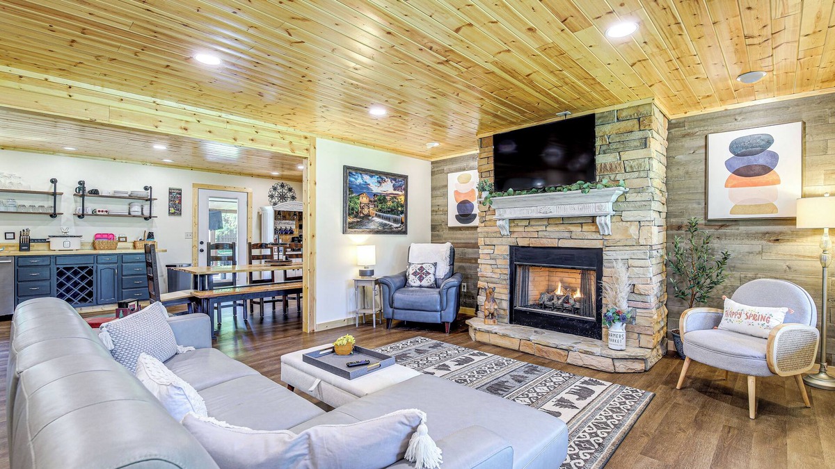 Gatlinburg - Pigeon Forge Cottage | Family Sevierville Cottage w/Game Room & Hot Tub!