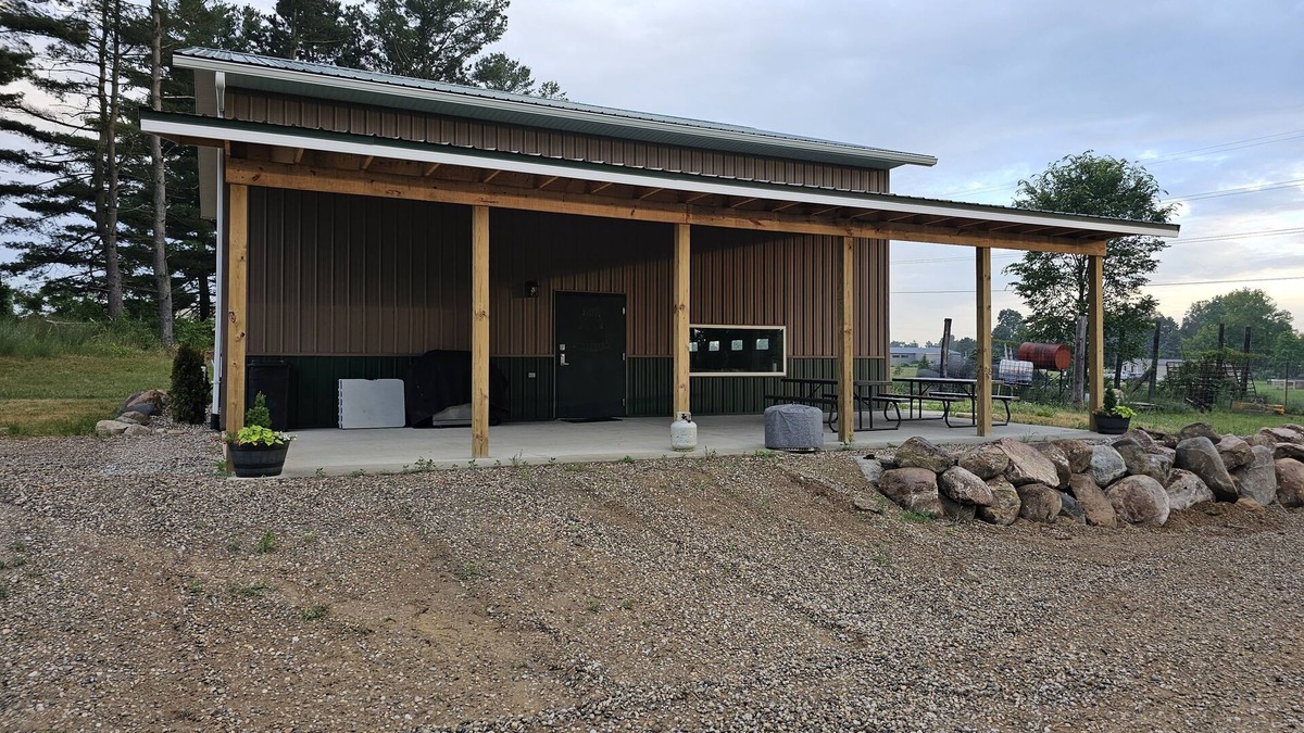 Caro Cabin | Family size lodge! Deer Ranch Experience 20 mins from legendary Frankenmuth!