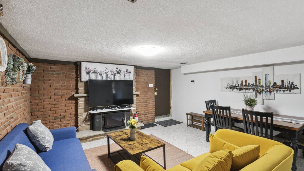 Maple Leaf House | Family sized apartment 20min to Downtown