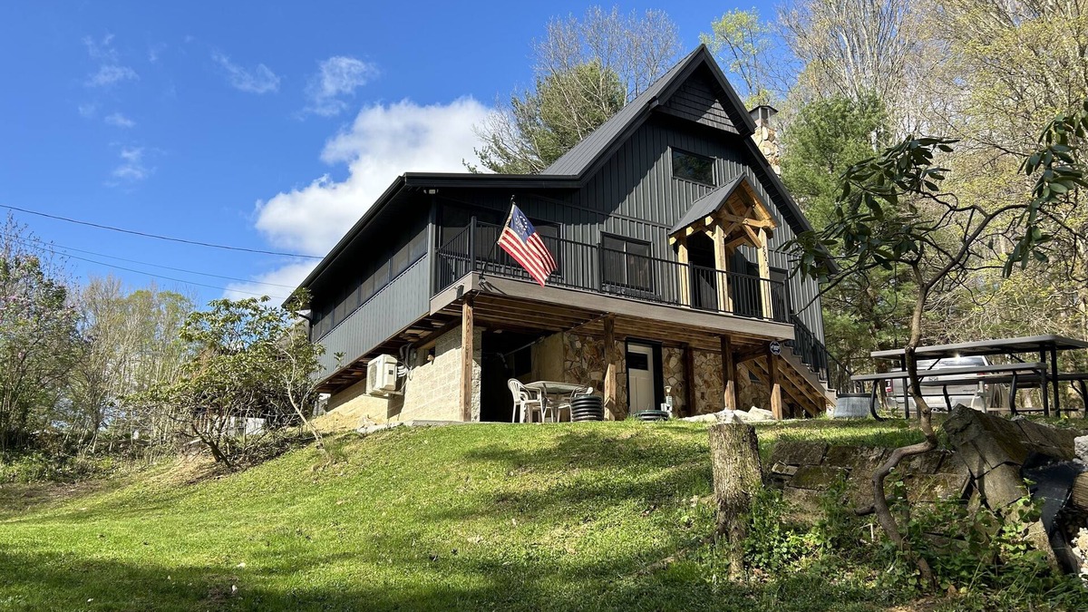 New Rumley Ski Chalet | Family sized chalet on the Lakeside of Leesville Lake - pets allowed