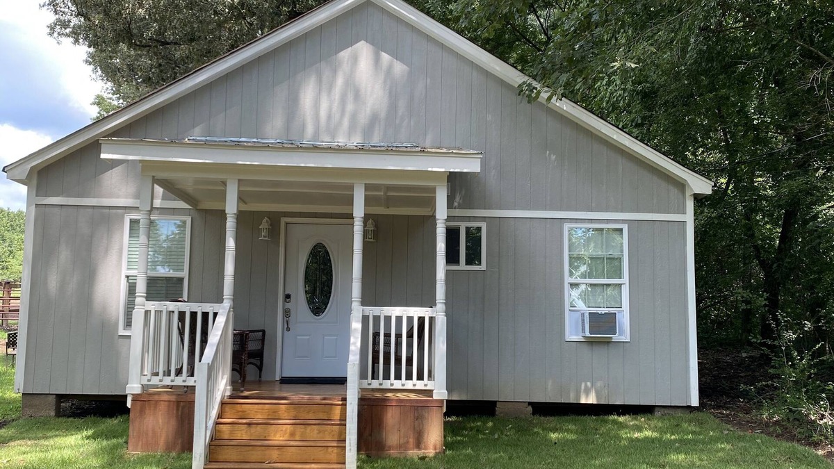 Memphis Cottage | Family-sized Cottage (The Lily Pad) with numerous amenities.