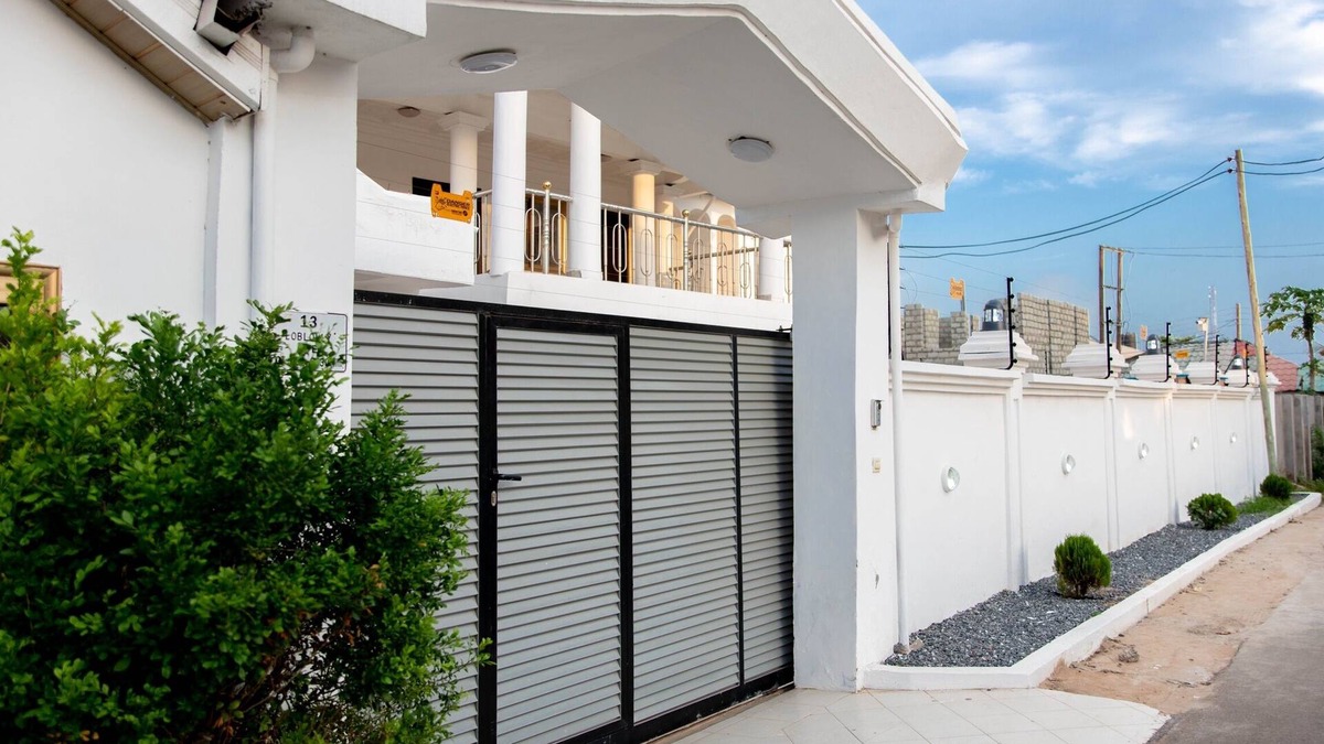 Nungua Apartment | Family sized house with a summer hut for outdoor sitting