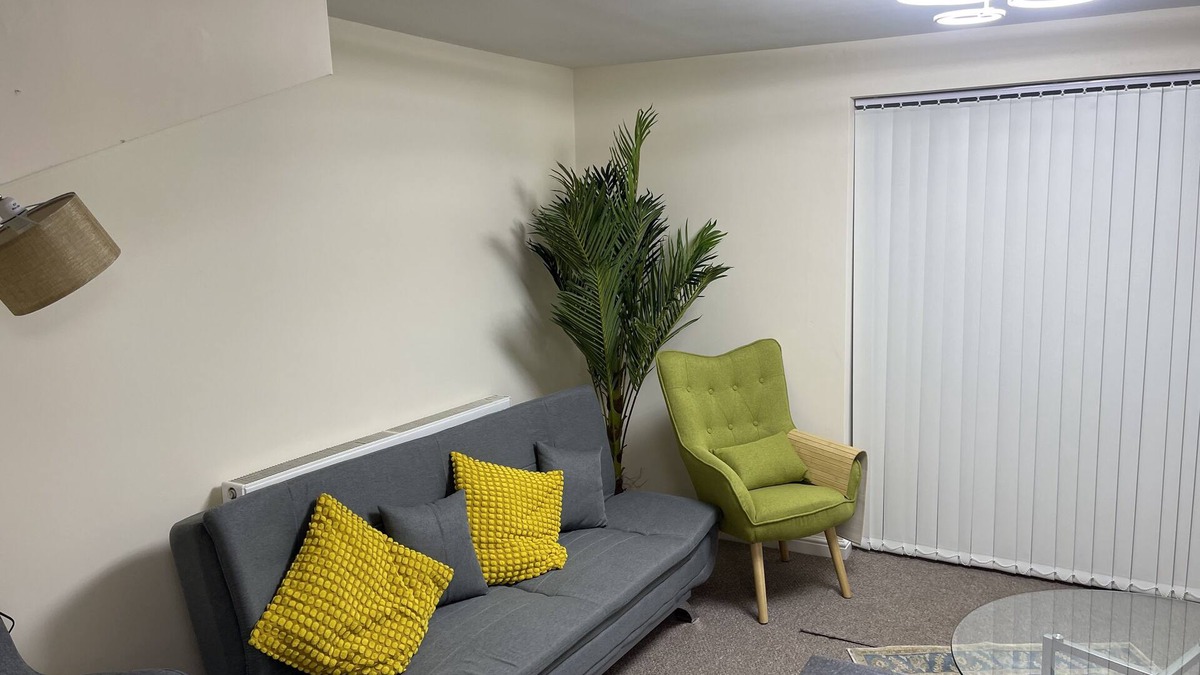 Wigan Apartment | Family-sized rooms, 5 minutes walk to DW Stadium Wigan & Robin Hood Retail Park