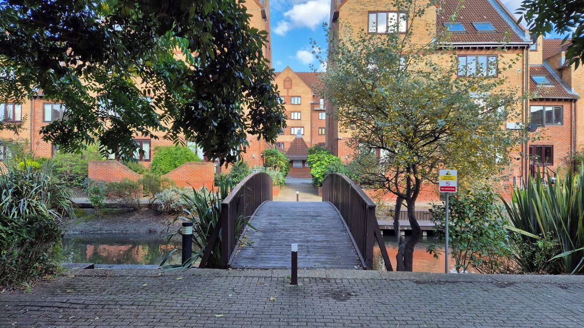 Cubitt Town House | Family-sized Spacious House with En-Suite available and Garden in Canary Wharf