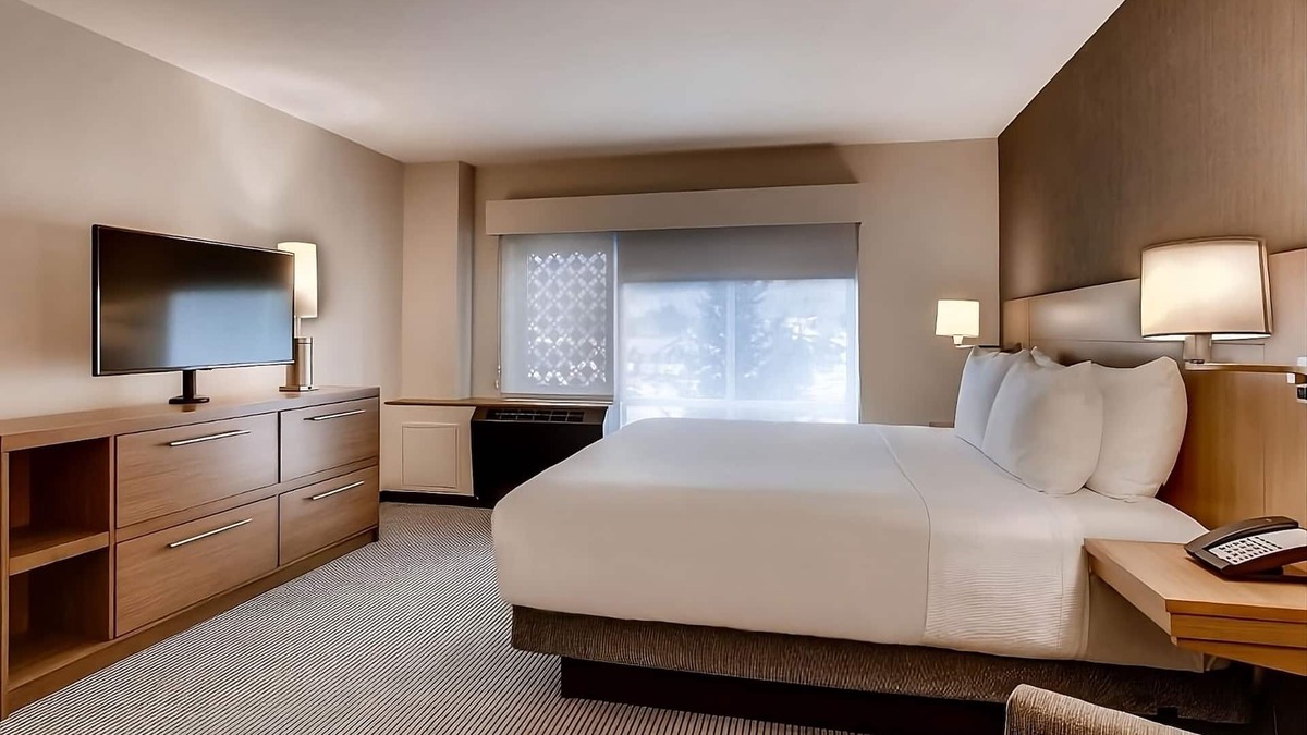 Mountain House Hotel | Family Ski Getaway! 4 Relaxing Units, Soothing Jacuzzi, Mountain Views!