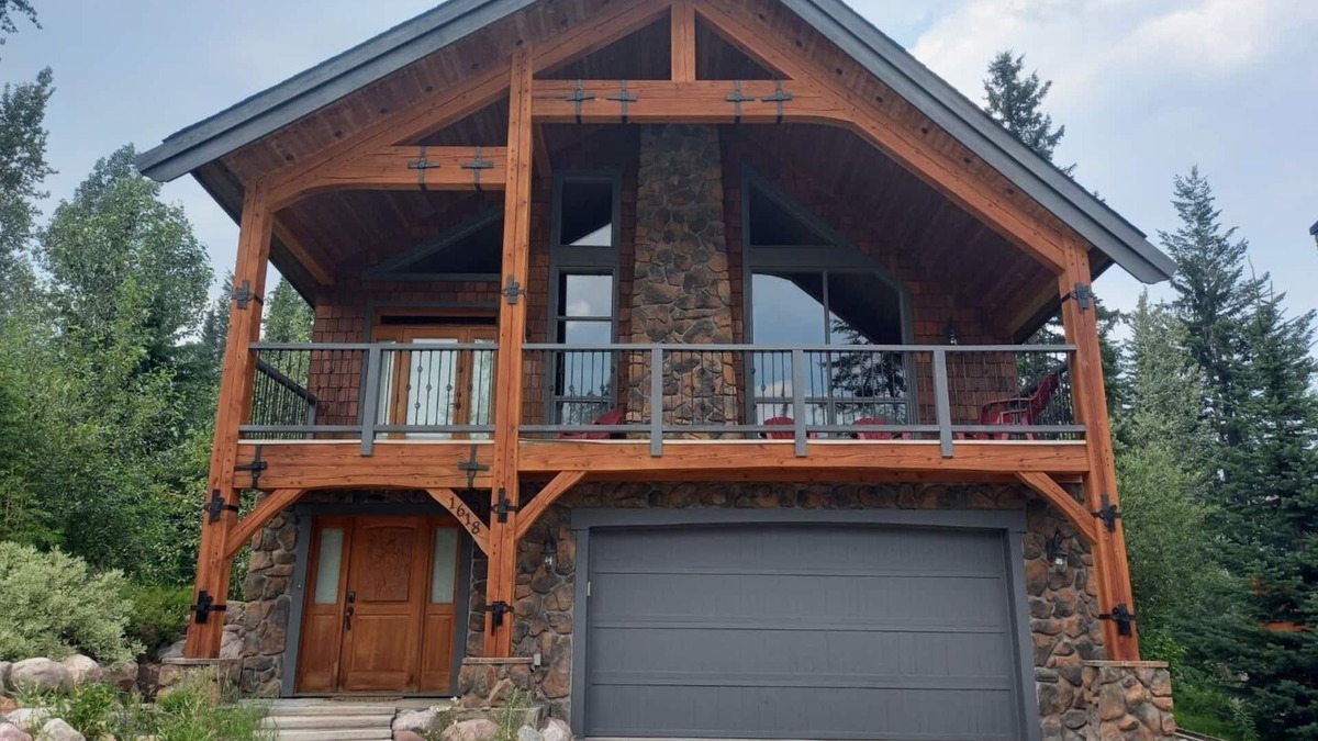 Golden Cabin | Family Ski-In/Out with Private Hot Tub, Sleeps 9n