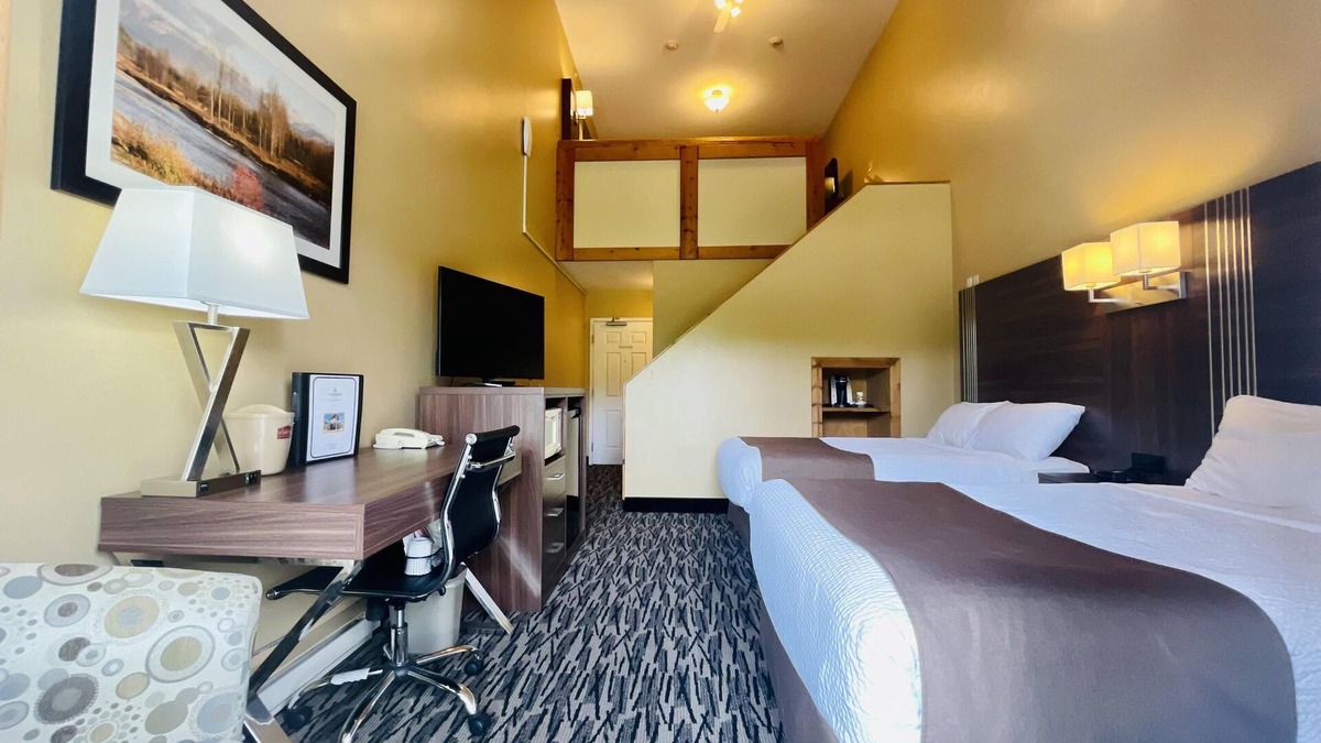 East Kootenay Resort | Family Suite - 2 Double Bed and 1 King Bed