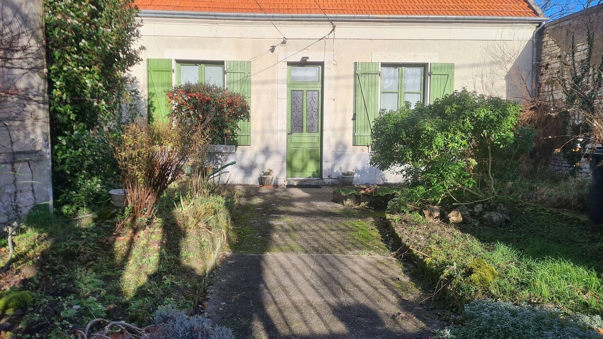 Chateauroux Bed & Breakfast | Family Suite with Breakfast, Private Living Area, and Two Bedrooms