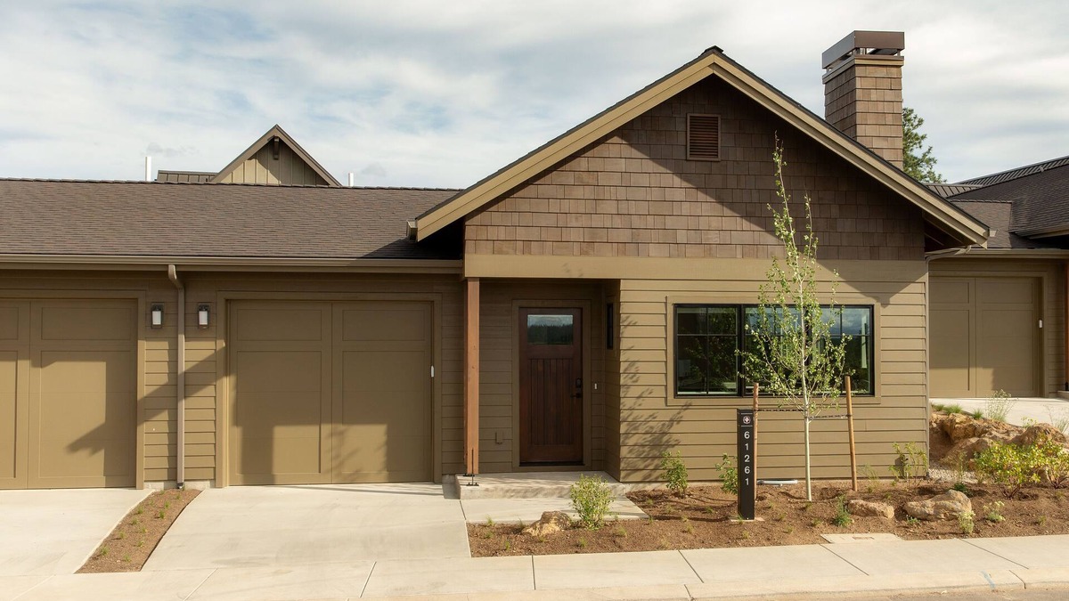 Bend Cottage | Family summer fun ~ resort pool ~ park ~ fire pit ~ golf ~ 24-hr staff ~ Bend 💛