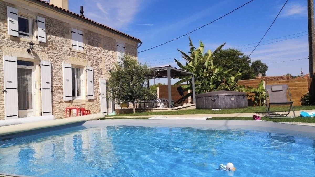 Saint-Coutant-le-Grand Villa | Family villa with swimming pool and Jaccuzi near the beach
