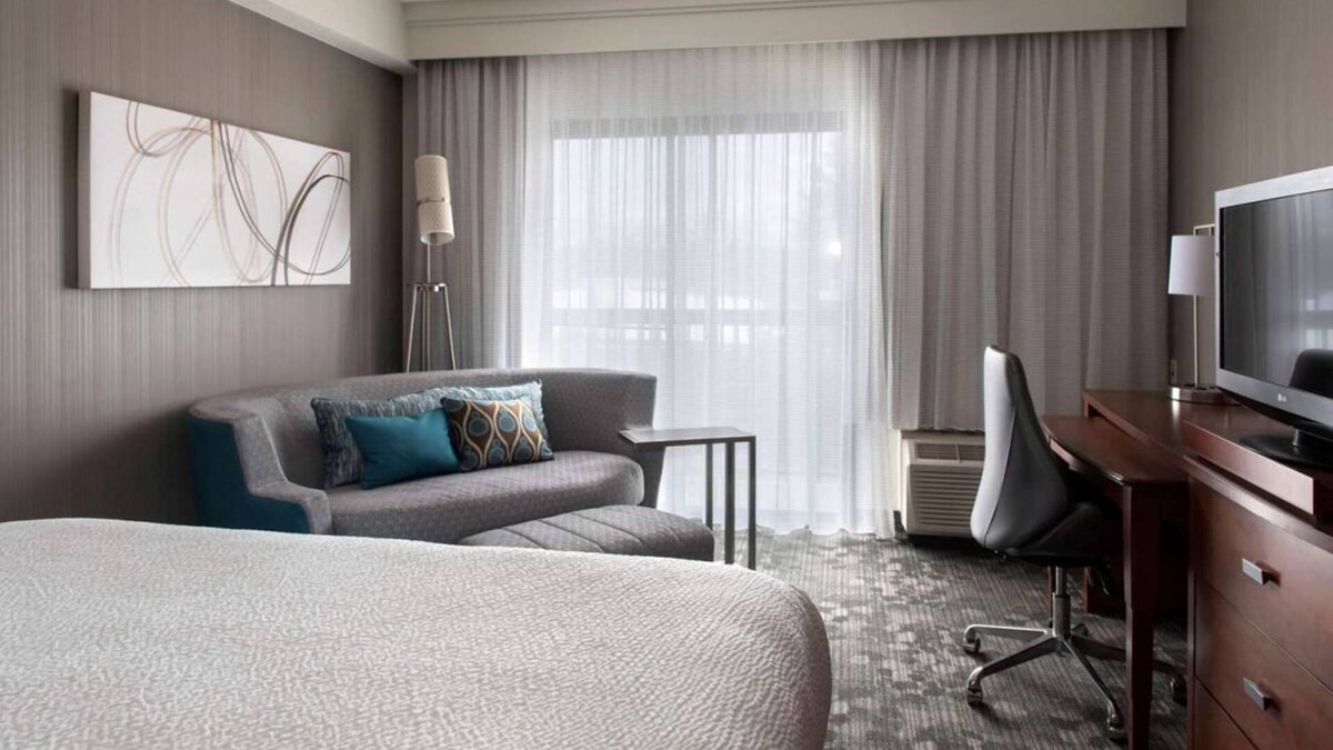 Milford Hotel | Family Vacation! Enjoy Spacious Pet-Friendly Suite With Indoor Pool!