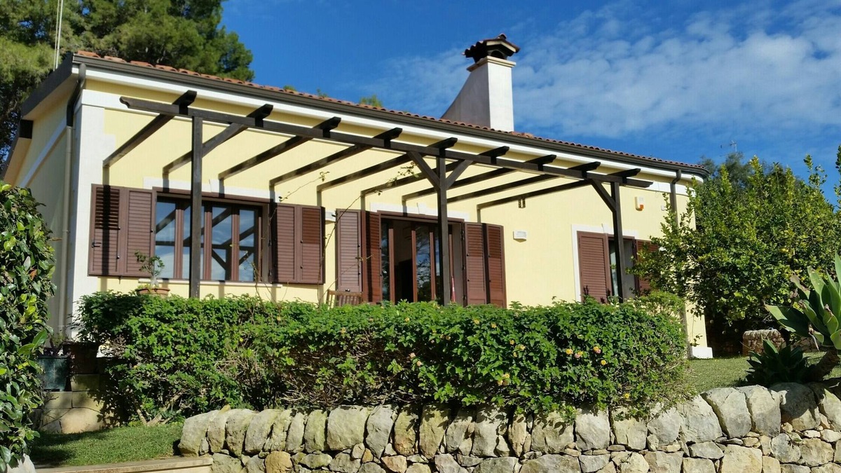 Fontane Bianche Villa | Family Villa By The Beach With a Big Garden, Sea Views and Private Parking