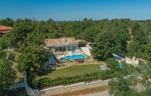 Heki Villa | Family Villa Lipica with private pool and jacuzzi