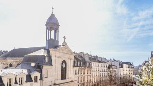 Saint-Merri Apartment | Famous parisian designer's pied-à-terre in Le Marais