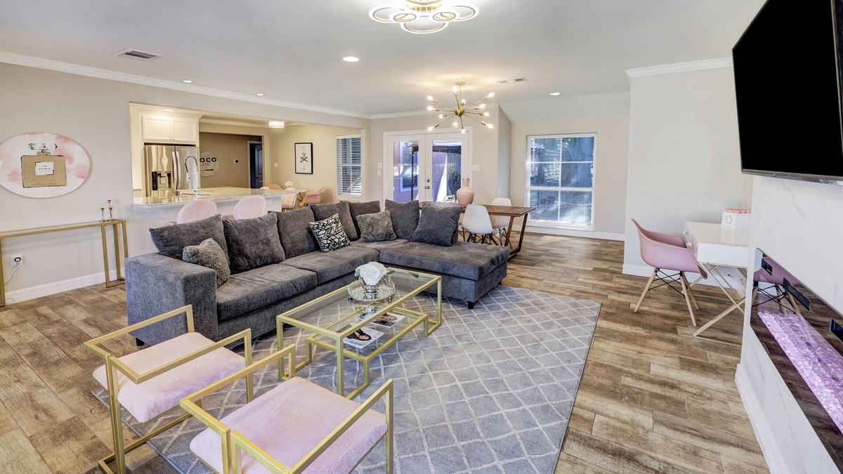 Woodlake - Briar Meadow House | Famous Pink House! 4Beds! 10 min from Galleria!